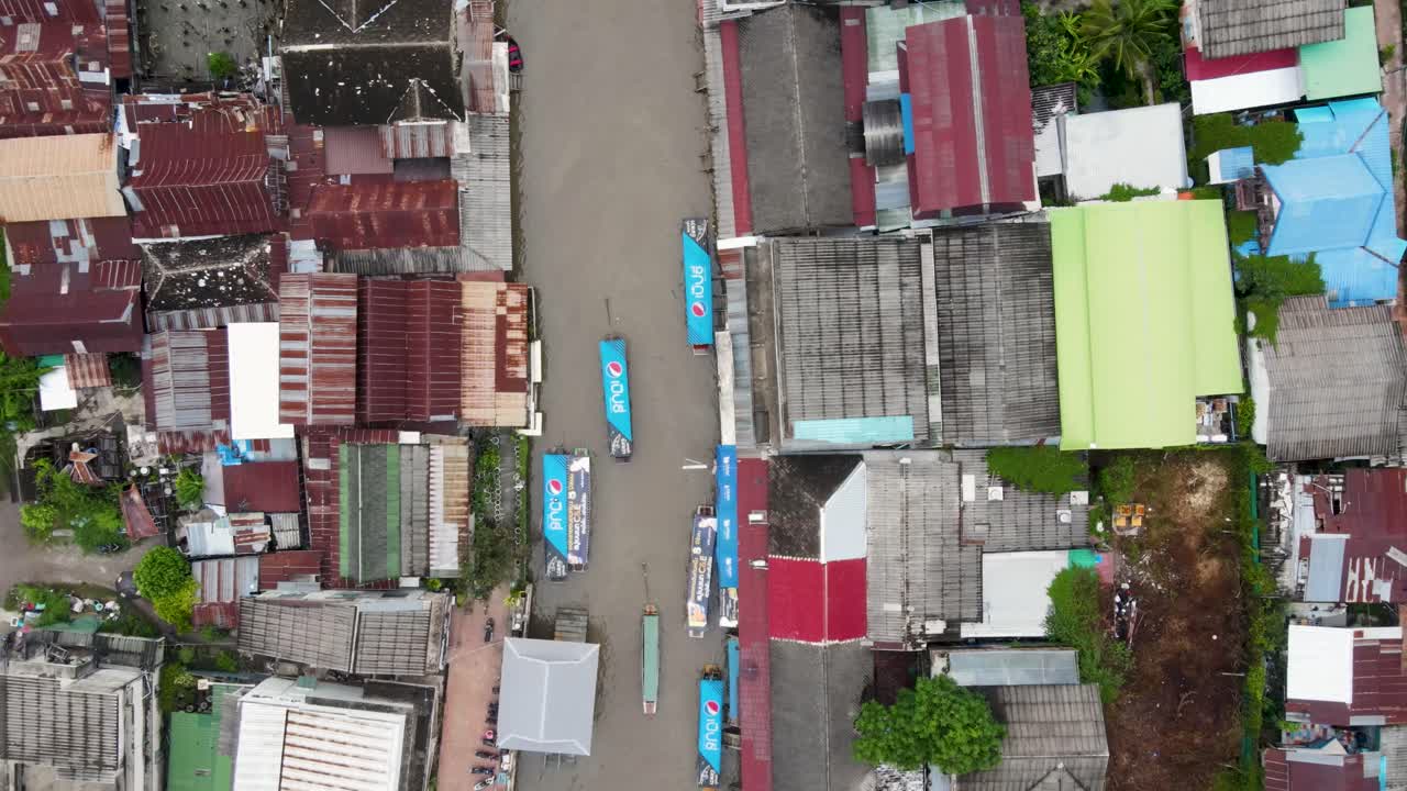 태국 암파와 떠다니는 시장의 위에서 내려오는 공중 뷰