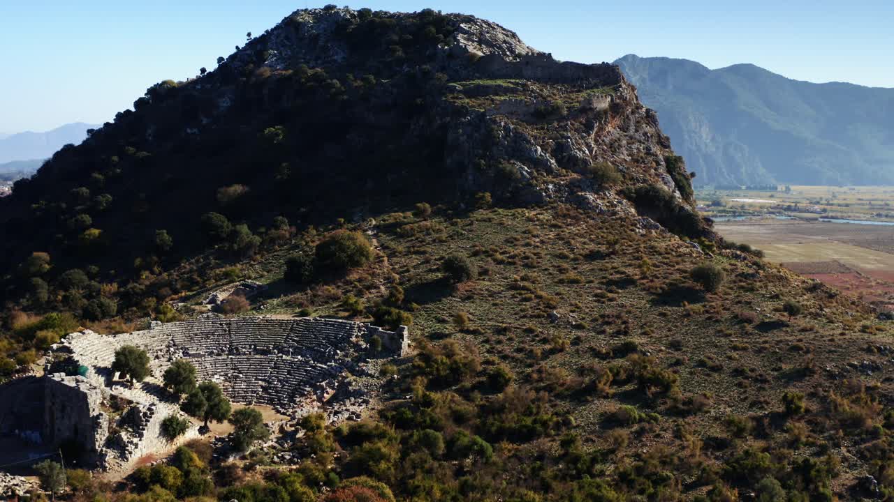 vista aérea de la ciudad antigua de kaunos y el castillo en la cima de la montaña