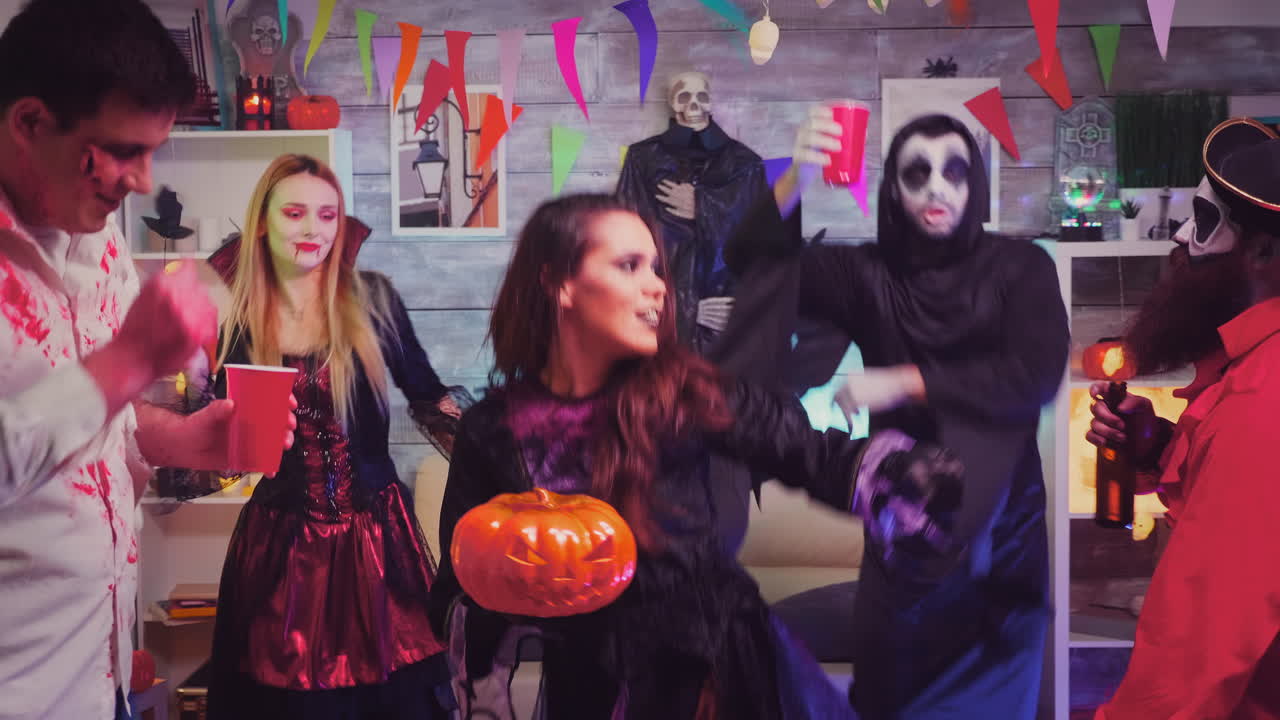 할로윈 파티에서 춤추는 무서운 마녀의 초상화