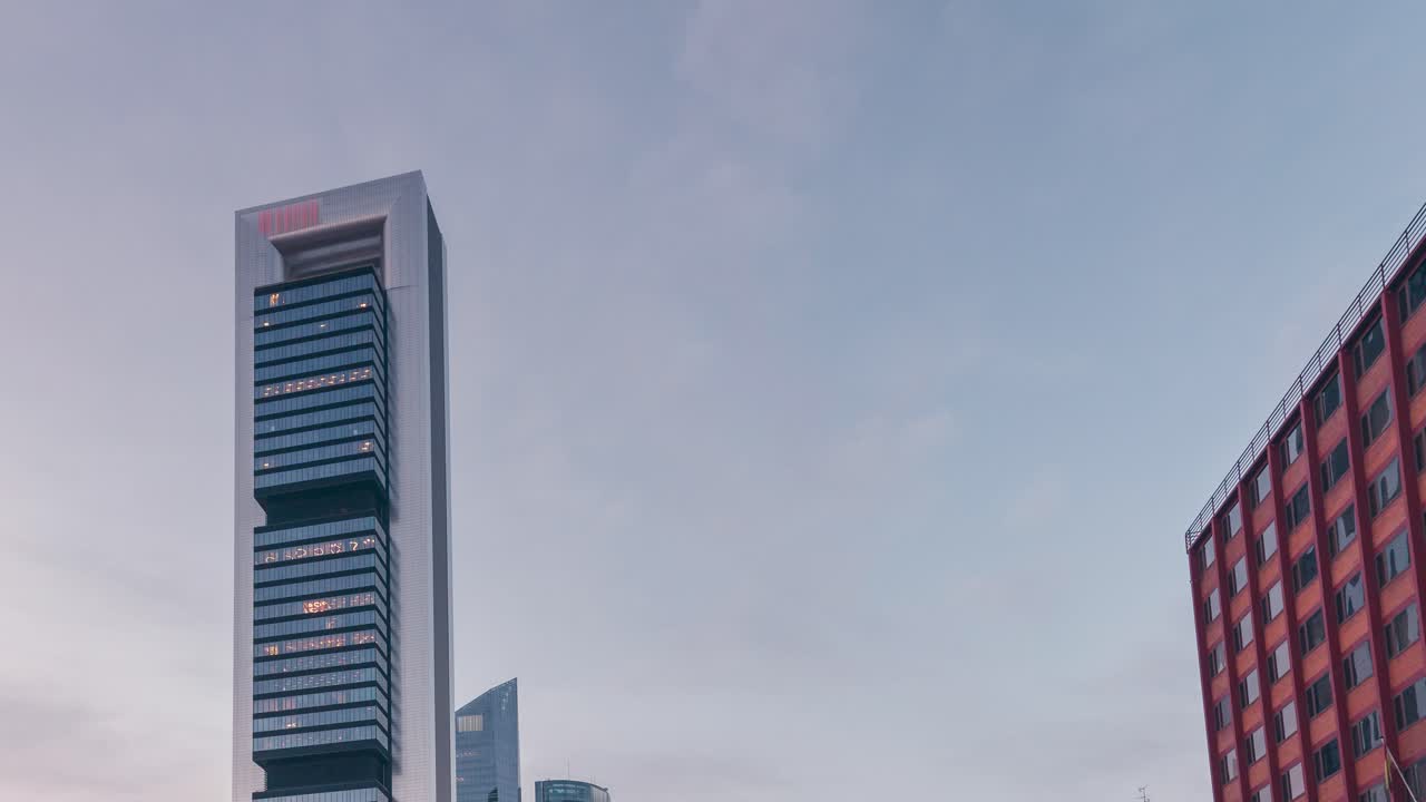 detalle de la toma de tiempo de la parte superior del rascacielos durante la puesta de sol en el área de negocios de cinco torres en madrid, españa