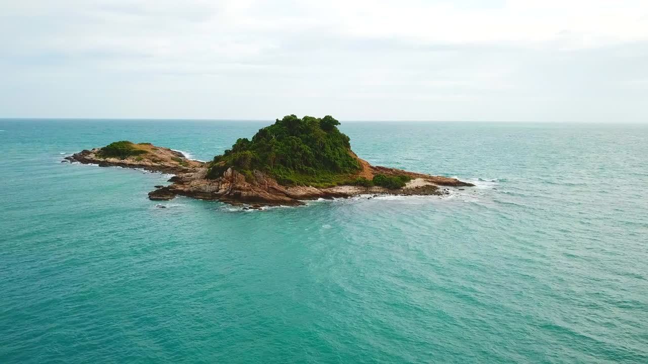 vista aérea del mar y las montañas de koh samet, tailandia.