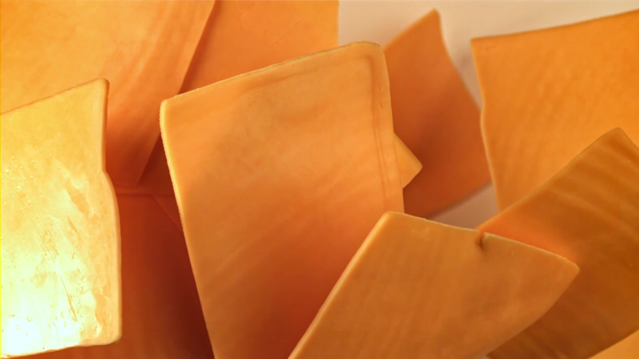 Pila di fette di formaggio fuso arancione