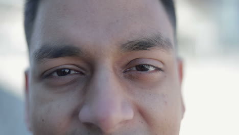 disparo de cerca de un joven guapo con ojos marrones