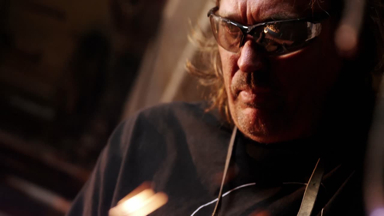 soldador que utiliza una antorcha de soldadura