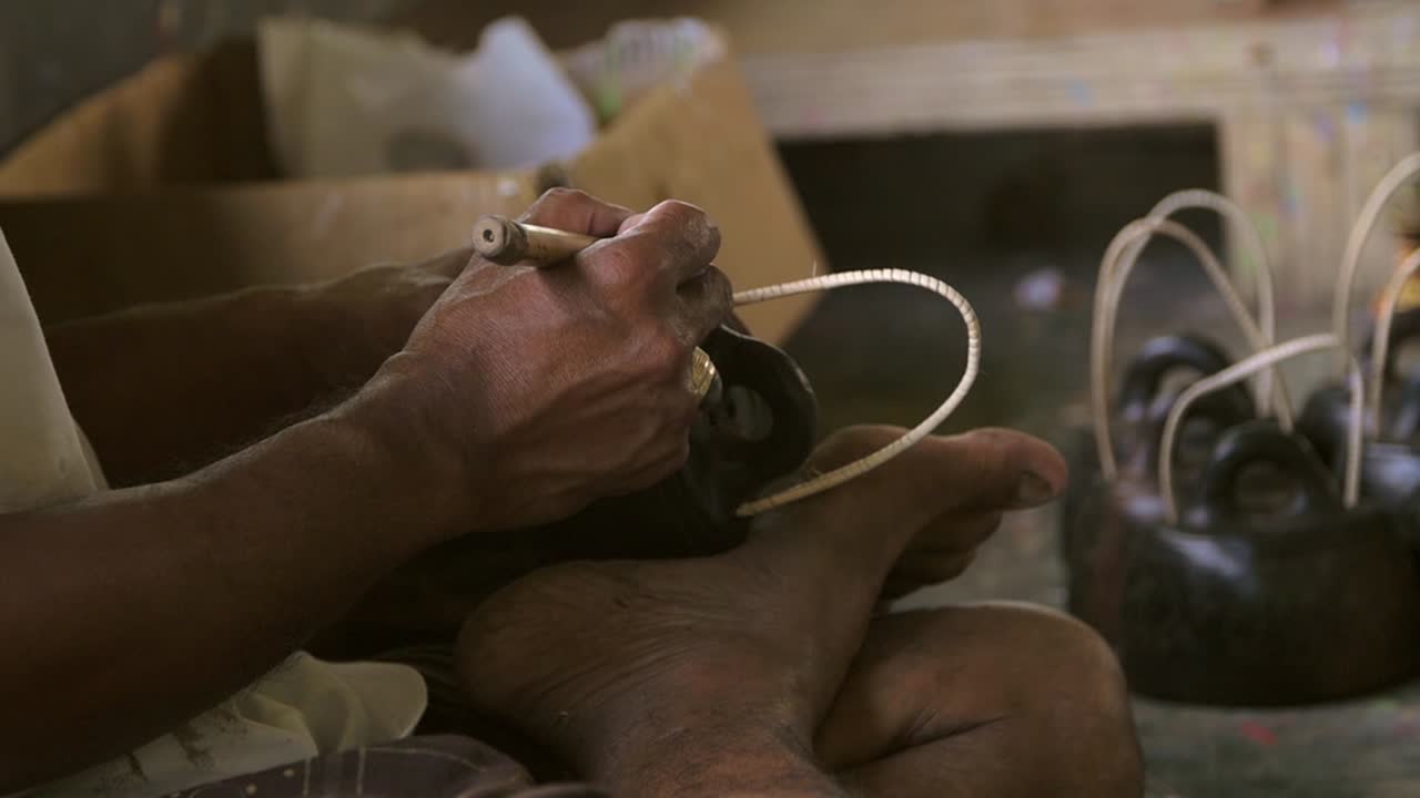 украшение глиняного чайника