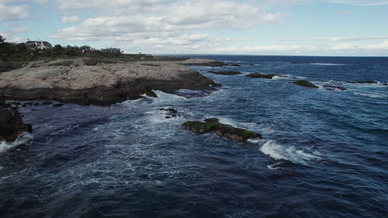 Vista aerea delle rocce e delle onde dell'oceano vicino a Newport, Rhode Island