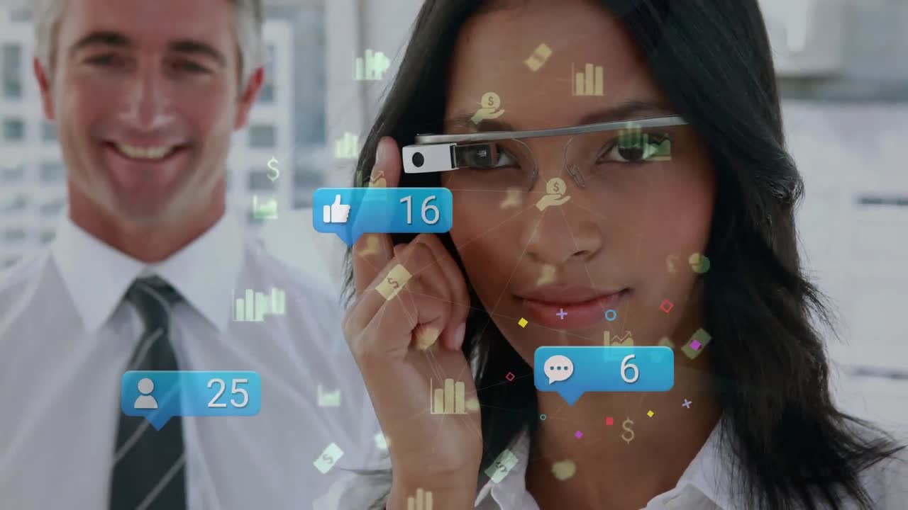 una mujer de negocios está sonriendo y usando gafas inteligentes en la oficina.