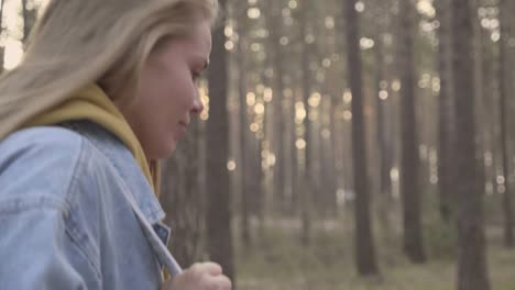 retrato de una mujer joven caminando por el bosque