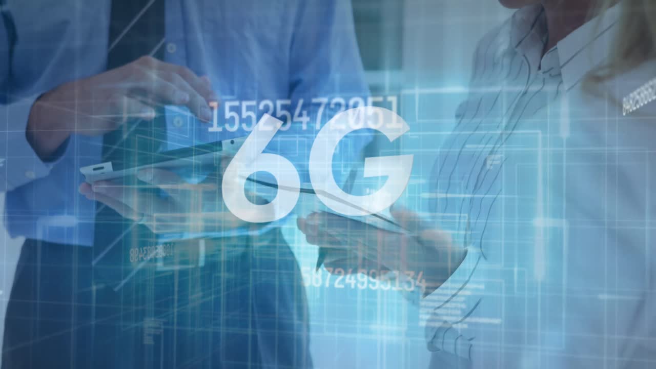 animación de números cambiantes y 6g sobre las manos de hombres de negocios caucásicos usando tabletas