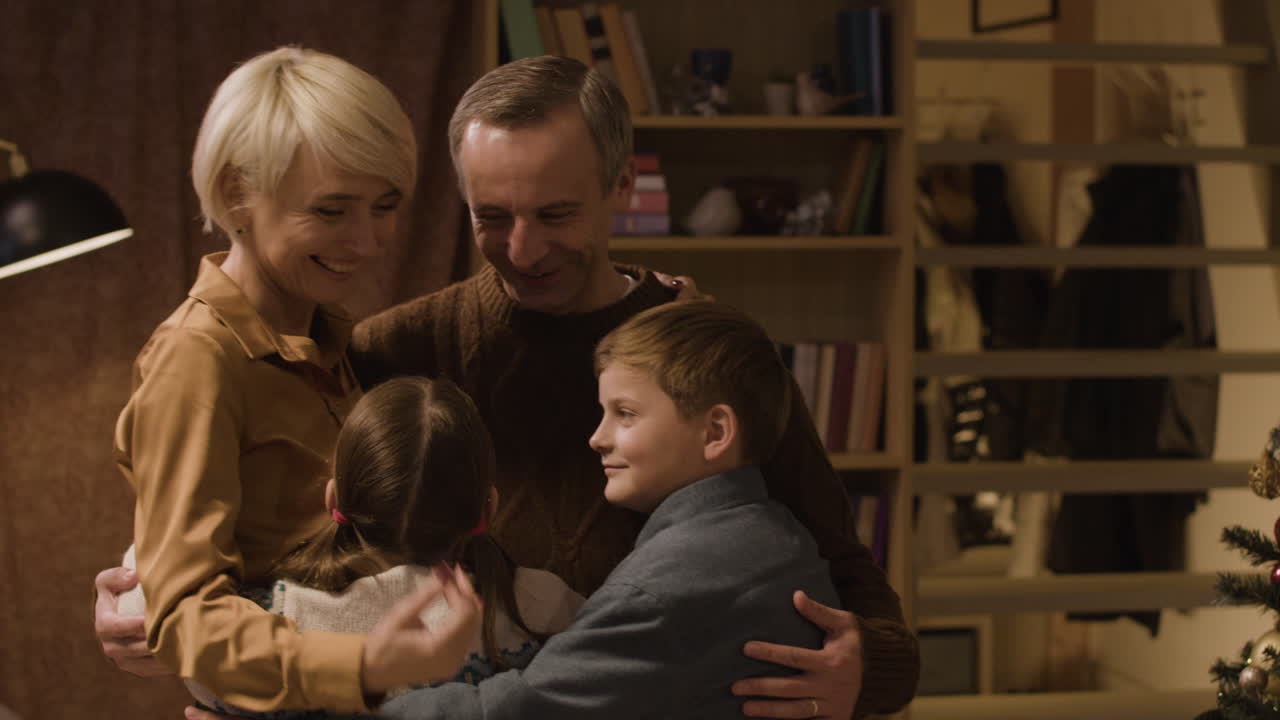 가족 들 이 함께 크리스마스 를 축하 하는 것