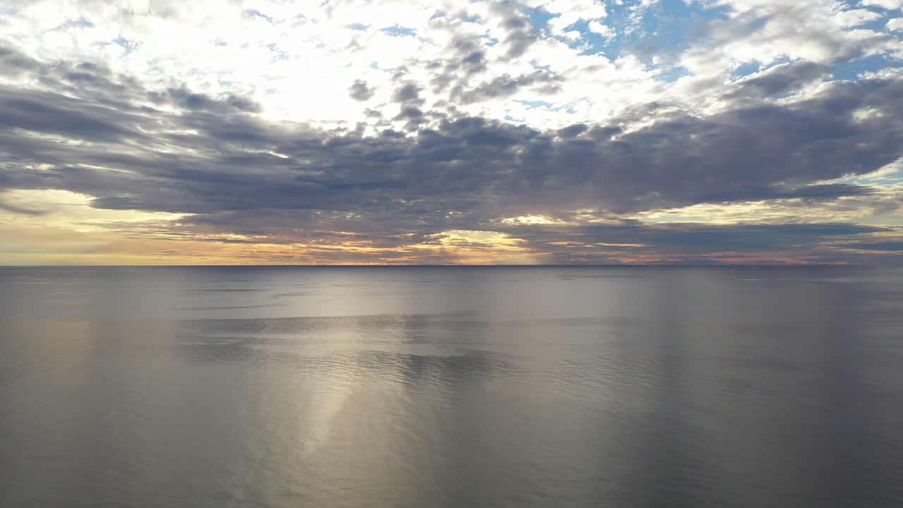 항공:골든아워 동안 잔잔한 발트해와 함께 적운 구름낀 하늘의 오름차순 받침대 샷