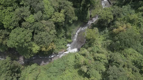 una antena giratoria desciende a la cascada en el monte rinjani, lombok, indonesia