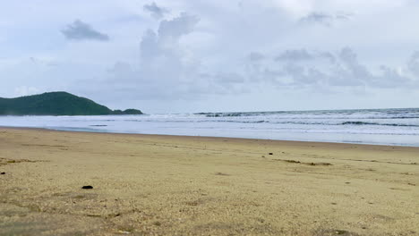 Blauer-Himmel-Und-Sandstrand-Von-Agonda,-Goa,-Indien,-4k