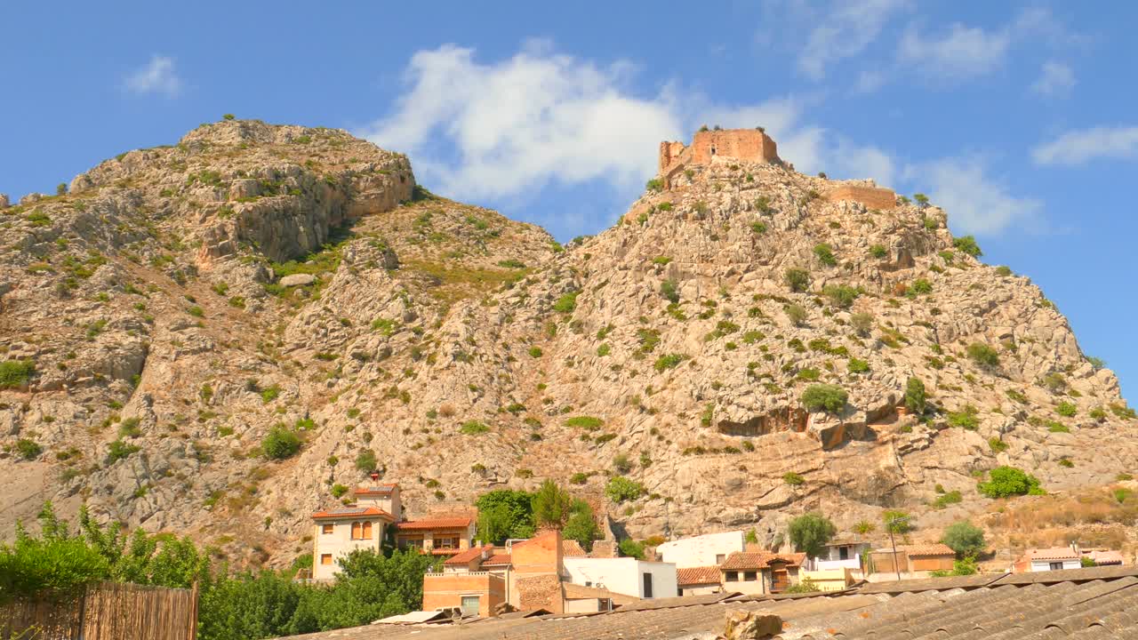 vista de bajo ángulo de las montañas y el castillo histórico en borriol, españa