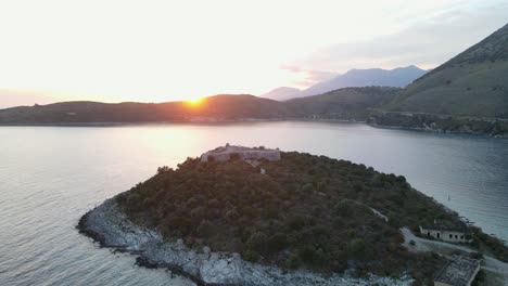 Eine-Alte-Festung-Ali-Pascha-Tepelena-Festung-Porto-Palermo-In-Der-Nähe-Der-Stadt-Himare-Auf-Einer-Halbinsel-In-Der-Bucht-Des-Ionischen-Meeres