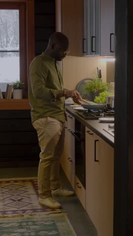 persona cocinando en la cocina