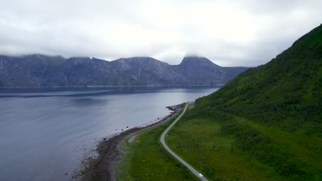 Flug-über-Die-Malerische-Route-In-Senja-Mit-Blick-Auf-Das-Wolkenverhangene-Segla