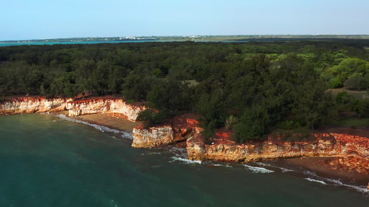 다윈 시, 노던 테리토리, 호주의 이스트 포인트 교외 해안 절벽에 있는 녹색 숲
