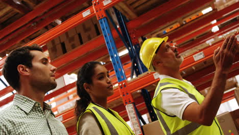 Warehouse-workers-working-together-