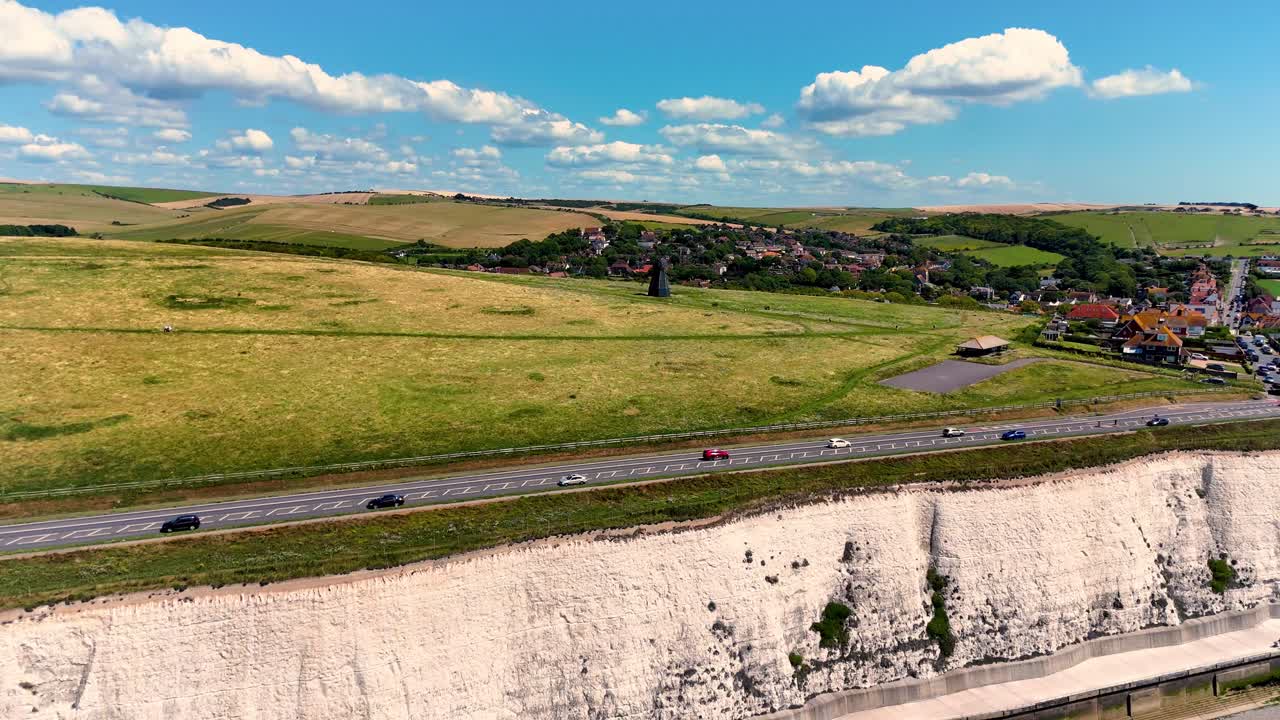Filmato drone 4K che mostra un lungo avvicinamento aereo al bellissimo mulino a vento a Rottingdean, Sussex.