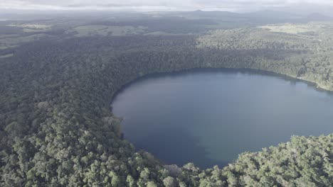 Vista-Aérea-Del-Lago-Eacham-En-Un-Día-De-Niebla-En-La-Meseta-De-Atherton,-Queensland,-Australia---Disparo-De-Drones