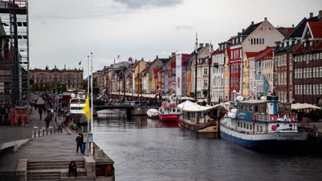 Zeitraffer-Im-Hafen-Von-Nyhavn:-Boote,-Farbenfrohe-Gebäude