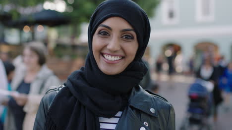 Retrato-De-Una-Joven-Hermosa-Mujer-Del-Medio-Oriente-Sonriendo-Feliz-Disfrutando-Del-Estilo-De-Vida