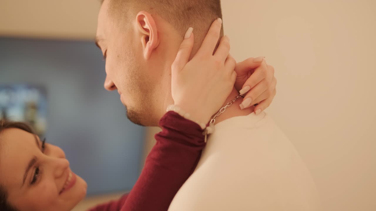 사랑하는 부부는 집에서 시간을 보내고 있습니다.