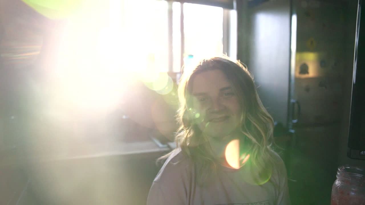 몬타나 금발 여인이 웃고 있는 김이 나는 부엌 요리 김