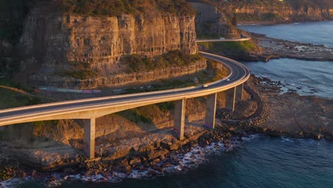 Puente-Del-Acantilado-Del-Mar-Al-Amanecer-En-Coalcliff,-Nsw,-Australia