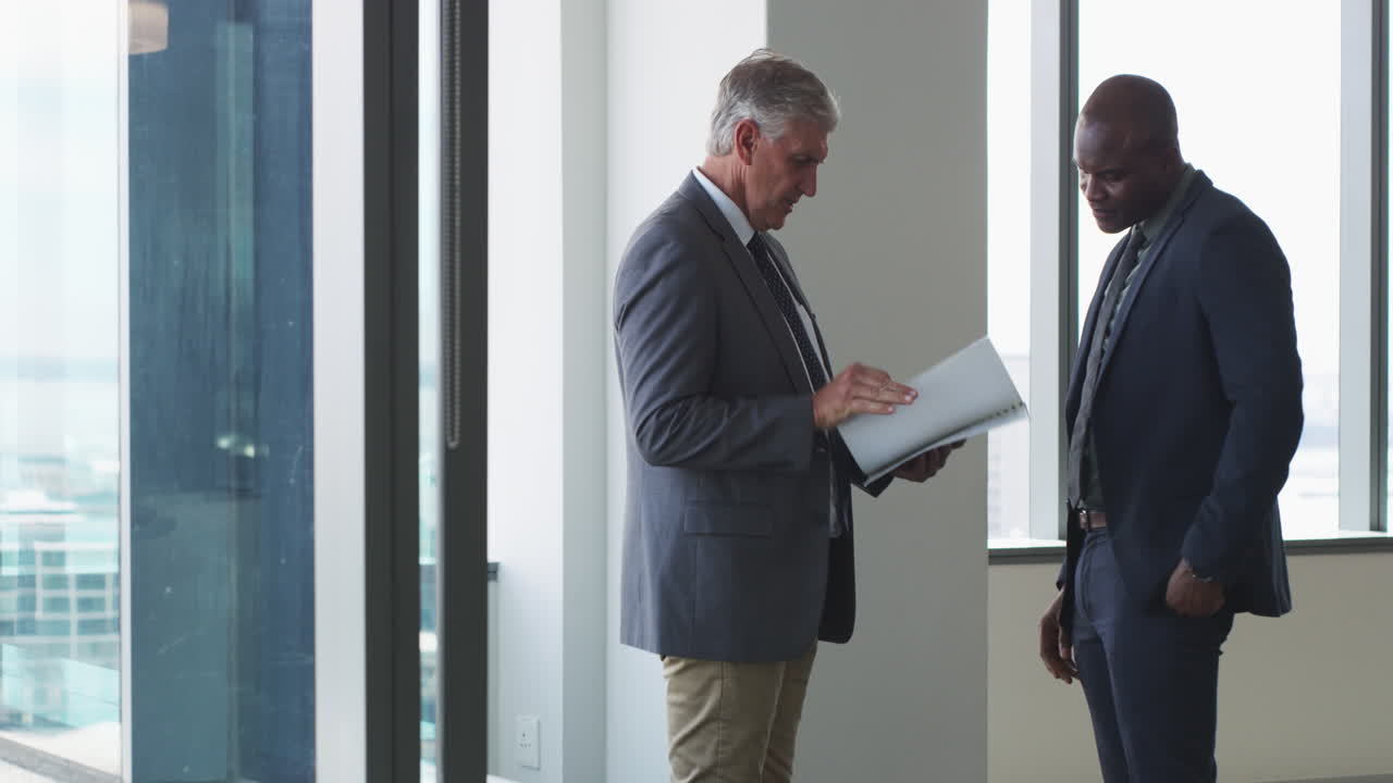 4k footage of two businesspeople shaking hands