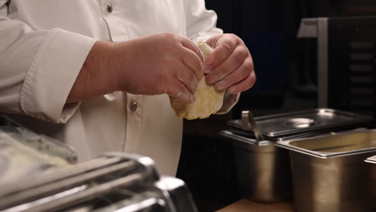 el cocinero amasa la masa