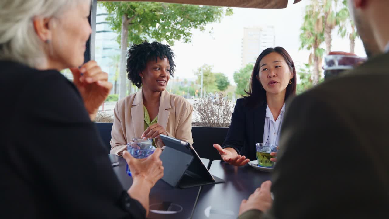 다양한 팀과 함께 비즈니스 회의