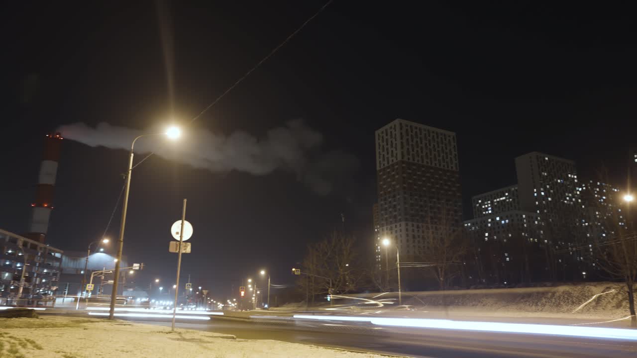 아파트 건물과 교통과 함께 야간 도시 풍경