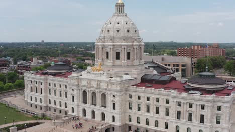 Aerial-rising-and-panning-shot-towards-the-dome-of-the-Minnesota-State-Capitol-building-in-Saint-Paul,-Minnesota