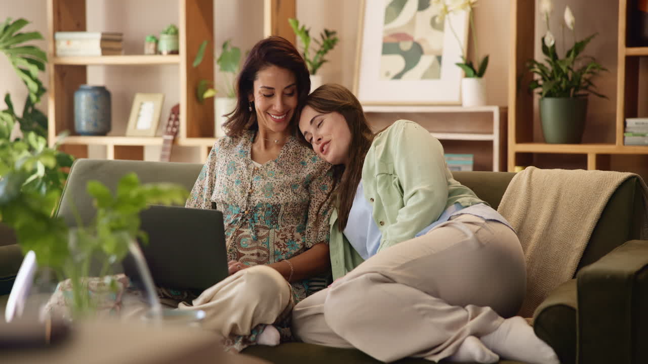 어머니와 딸이 노트북을 사용하고 있습니다.