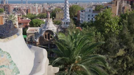 Parque-Guell-Inclinado-Hacia-Abajo-En-El-Mausoleo-4k-30fps