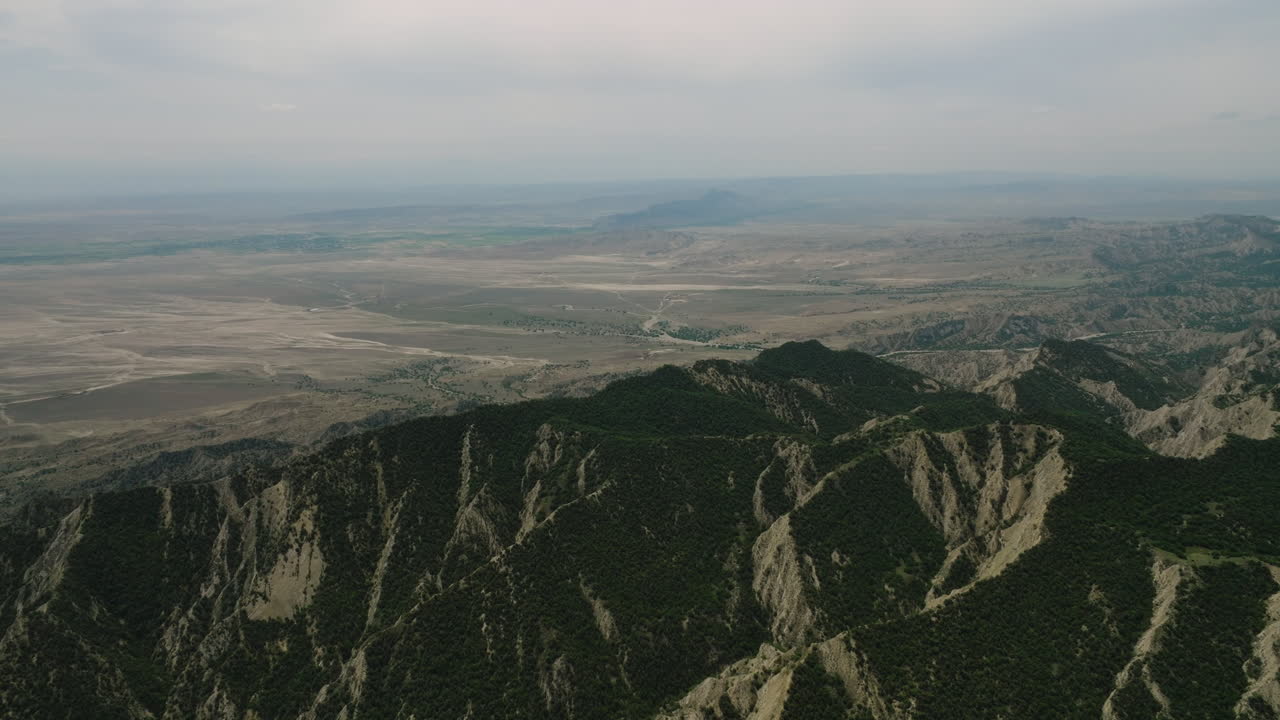 paisaje de estepa árida con colinas irregulares con vegetación en georgia