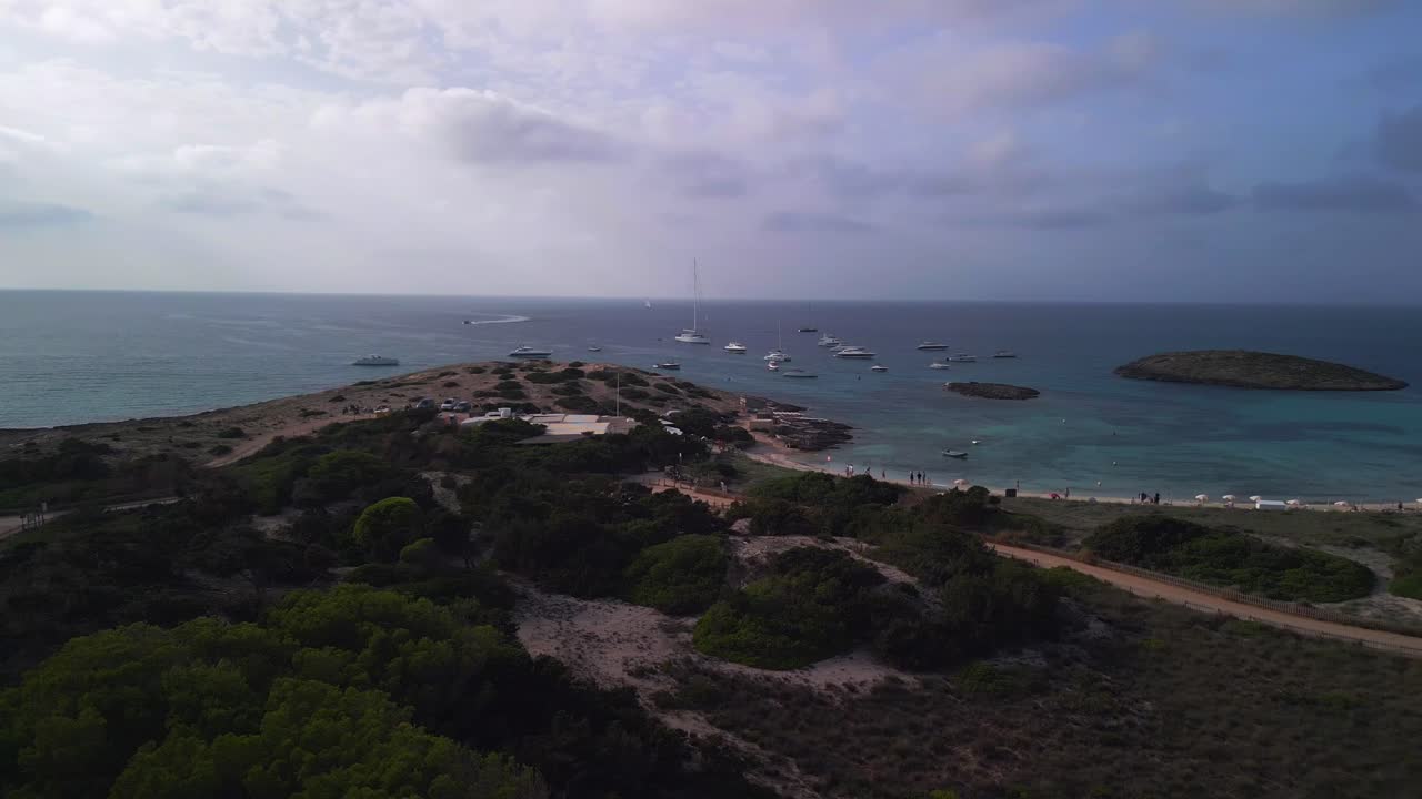 Baia idilliaca e nuvolosa con yacht