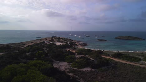 Cloudy-Idyllic-bathing-bay-with-yachts