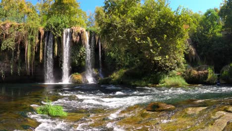 Kinovideo-Eines-Wasserfalls-In-Einem-Wald-Mit-Weißem,-Fließendem-Wasser-An-Einem-Schweren-Sommertag-Auf-Dem-Land-In-Italien