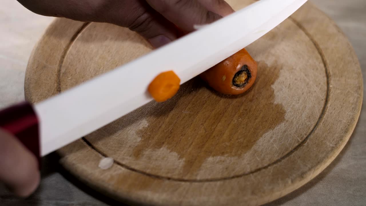 cortar zanahorias en cámara lenta