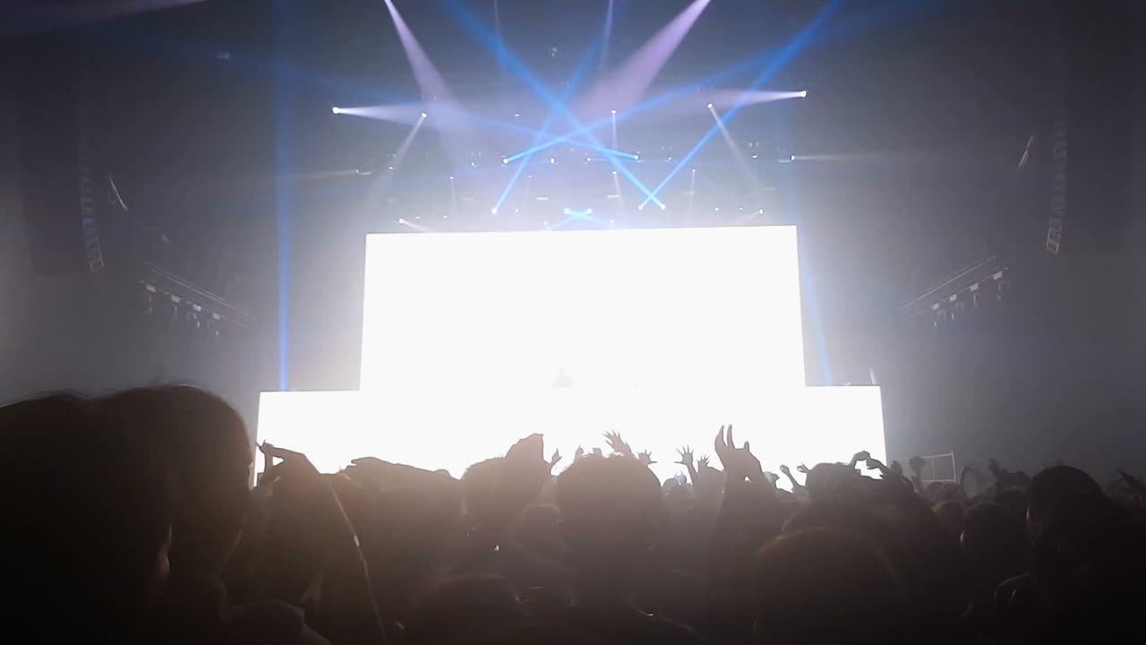 나이트 클럽 파티 콘서트에서 행복한 사람들이 춤을