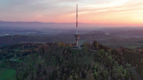 Vista-Aérea-De-Drones-Desde-Arriba-De-La-Torre-De-Televisión-Bantiger-Cerca-De-Berna-En-Una-Hermosa-Mañana-Con-Espectaculares-Colores-Del-Amanecer-Y-Exuberantes-Vistas-A-La-Montaña