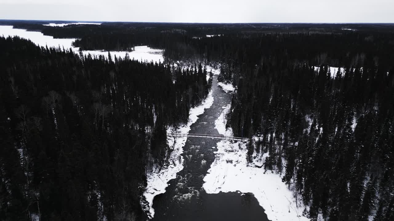 4K drönarfilm av Pisew Kwasitchewan-fallen i Thompson, Manitoba, Kanada – fruset vintervatten i Provincial Park