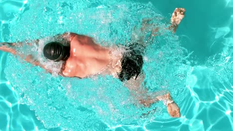 hombre en forma nadando en la piscina