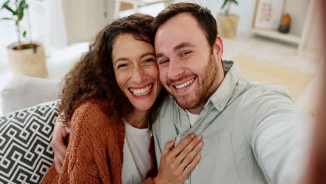 selfie por teléfono, amor y retrato de pareja tomando