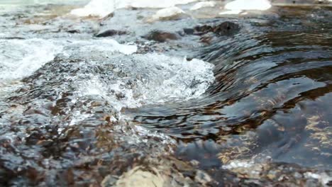 Schöne-Aussicht-Auf-Das-Türkisfarbene-Wasser,-Das-Den-Fluss-Am-Fluss-Soca,-Slowenien,-Hinuntergeht