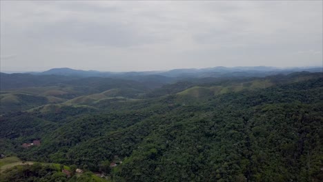 Empuje-Aéreo-Lento-Al-Volar-Sobre-Una-Cordillera-Boscosa-Cerca-De-Mendes,-En-Brasil