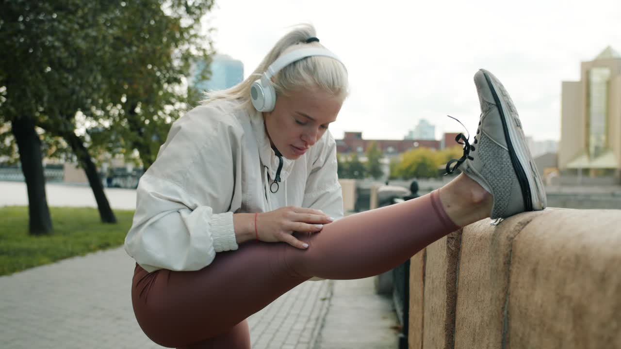 야외에서 스트레칭하는 여자